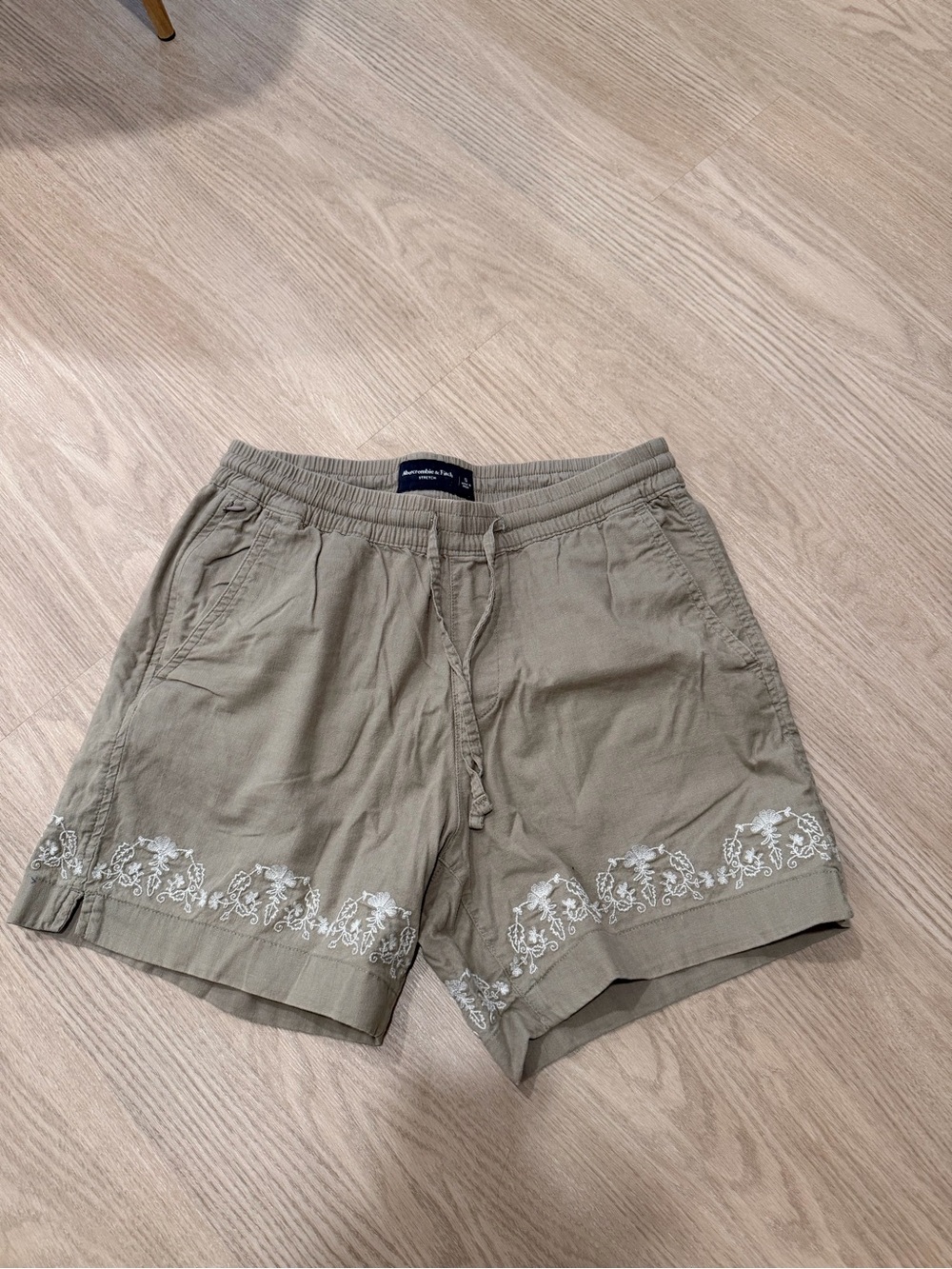 Abercrombie & Fitch Embroidered Shorts – Size S
